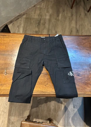 Cargo skinny noir Calvin Klein, marque: Calvin Klein, état: Très bon état, taille: S, 25,00 €, 26,95 € Protection acheteurs incluse