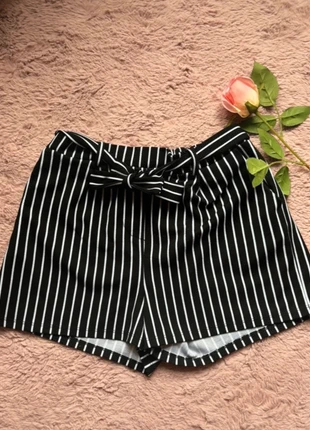 Short stradivarius - rayé noir et blanc, marque: Stradivarius, état: Très bon état, taille: XS / 34 / 6, 3,00 €, 3,85 € Protection acheteurs incluse