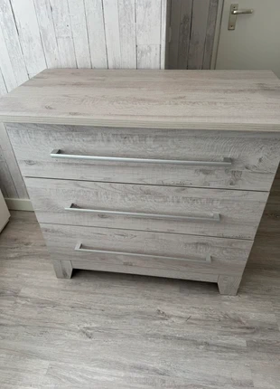 Super mooie grijze commode, staat: Nieuw zonder prijskaartje, € 50,00, € 53,20 inclusief Kopersbescherming
