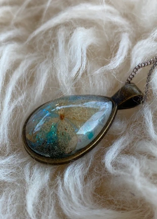 Ciondolo artigianale in resina con fiore essiccato e riflessi azzurri – pezzo unico handmade, marque: Boho Chic, état: Neuf sans étiquette, 11,00 €, 12,25 € Protection acheteurs incluse