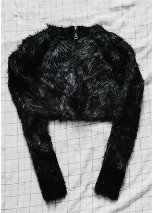 Fluffy extremely cropped vest (xs), merk: Alternative, staat: Heel goed, maat: XS / 34 / 6, € 19,99, € 21,69 inclusief Kopersbescherming Pro