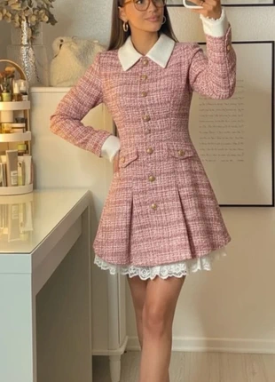Robe courte tweed rose col blanc, boutons dorés et dentelle fine taille M, marque: genya, état: Très bon état, taille: M / 38 / 10, 119,00 €, 125,65 € Protection acheteurs (Pro) incluse