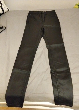 Pantalones efecto cuero efecto piel negros de tiro alto de Stradivarius, marca: Stradivarius, estado: Nuevo sin etiquetas, tamaño: S / 36 / 8, 9,00 €, 10,15 € Protección al comprador incluida
