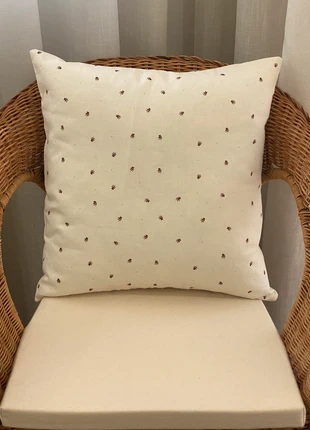 2 capas de almofada cru estampado flor castanha, estado: Novo com etiquetas, tamanho: 45 x 45 cm, €15.00, €16.45 inclui Proteção do Comprador