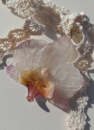 Colar Artesanal com Orquídea Preservada em Resina, marca: Vulpés, estado: Novo com etiquetas, €15.00, €16.45 inclui Proteção do Comprador