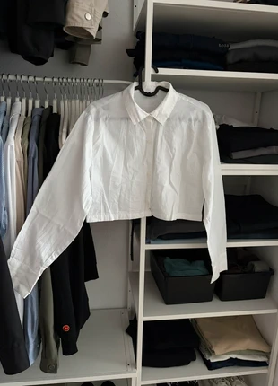 H&M white cotton cropped shirt, brand: H&M, condizioni: Ottime, taglia: XS / IT 38 / EU 34, €1.00, €1.75 include la Protezione acquisti