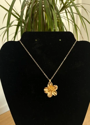 Collier doré avec pendentif fleur, marque: Boutique Parisienne, état: Neuf sans étiquette, 8,90 €, 10,05 € Protection acheteurs (Pro) incluse