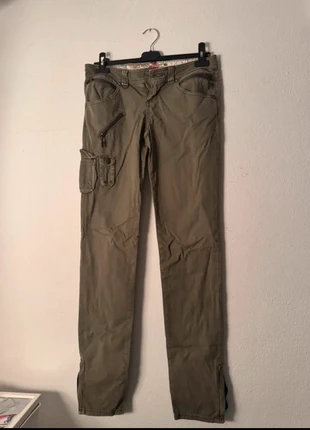 Pantaloni donna Guess, brand: GUESS, condizioni: Ottime, taglia: M / IT 42 / EU 38, €12.00, €13.30 include la Protezione acquisti