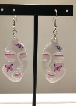 Boucles d’oreilles en résine blanche forme visage Création artisanale unique, marque: Fait Main, état: Très bon état, 4,00 €, 4,90 € Protection acheteurs incluse