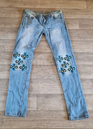 Jeans
Desigual
Taille haute Broderie floral
Taille W28 (fr38)
Très bon état, marca: Desigual, estado: Muy bueno, tamaño: M / 38 / 10, 12,00 €, 13,30 € Protección al comprador incluida