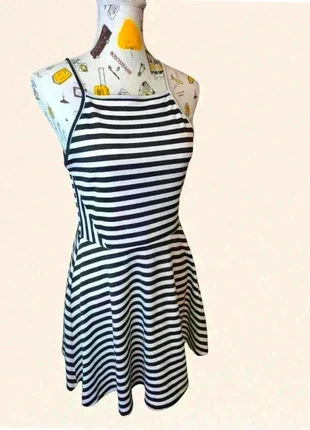 Robe rayée noir et blanc fine bretelles - marques H&M - taille 40 - très bon état, marke: H&M, zustand: Gut, größe: L / 40 / 12, 3,00 €, 3,85 € inklusive Vinted-Käuferschutz