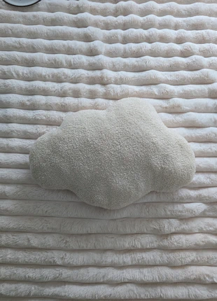 Fluffy cloud shaped pillow, staat: Heel goed, maat: Overige, € 20,00, € 21,70 inclusief Kopersbescherming