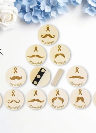 Badge movember, marke: atelier austral, zustand: Sehr gut, 5,80 €, 6,79 € inklusive Vinted-Käuferschutz