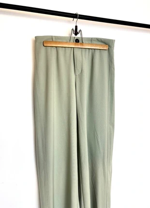 Pantalon droit Bershka vert sauge, marke: Bershka, zustand: Sehr gut, größe: L / 40 / 12, 10,00 €, 11,20 € inklusive Vinted-Käuferschutz