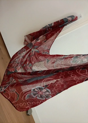 Mooie sjaal in dieprode kleur en petrolblauw, staat: Heel goed, € 2,00, € 2,80 inclusief Kopersbescherming