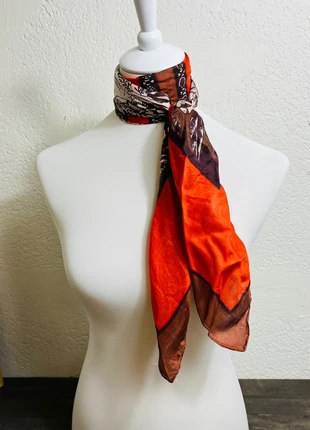 Foulard femme vintage imprimé floral & graphique – orange / marron – carré 90 cm, marke: Vintage Dressing, zustand: Sehr gut, 5,00 €, 5,95 € inklusive Vinted-Käuferschutz