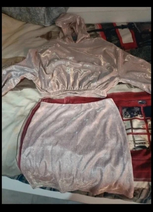 Conjunto brillante de sudadera + falda Bershka., merk: Bershka, staat: Nieuw zonder prijskaartje, maat: S / 36 / 8, € 10,00, € 11,20 inclusief Kopersbescherming