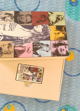 Gadget (10 cartoline e spilla) Taylor Swift The Eras Tour, marque: Taylor Swift, état: Neuf sans étiquette, 15,00 €, 16,45 € Protection acheteurs incluse