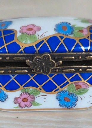Pilulier en porcelaine, décor élégant croisillons & fleurs., brand: Collection, condition: Very good, €5.00, €5.95 includes Buyer Protection
