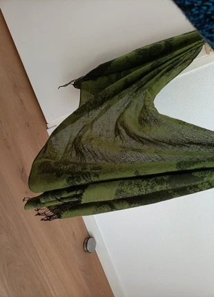 Zwart met groene sjaal, staat: Goed, € 1,50, € 2,28 inclusief Kopersbescherming