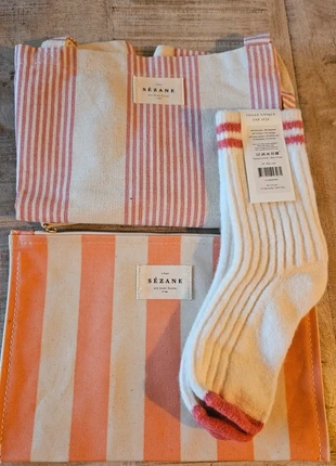 Totebag, chaussettes et pochette sezane neufs, marque: Sézane, état: Neuf sans étiquette, taille: Taille unique, 45,00 €, 47,95 € Protection acheteurs incluse