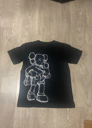T-shirt kaws noir, marque: Kaws, état: Bon état, taille: M, 25,00 €, 26,95 € Protection acheteurs incluse