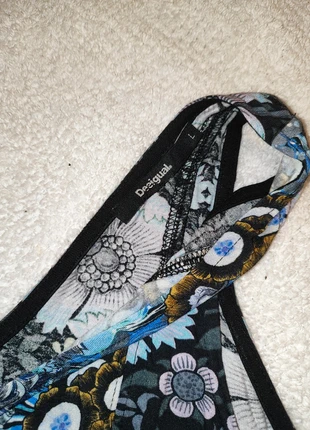 Blusa Desigual asimétrica – estampado floral y tonos azules, merk: Desigual, staat: Nieuw zonder prijskaartje, maat: L / 40 / 12, € 8,00, € 9,10 inclusief Kopersbescherming