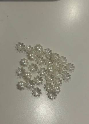 White flower petal beads 30 stuks, merk: Flower, staat: Nieuw zonder prijskaartje, € 1,50, € 2,28 inclusief Kopersbescherming