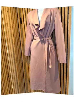 Wow Lichtroze trenchcoat met strikceintuur – maat S/M, merk: Boutiek, staat: Heel goed, maat: M / 38 / 10, € 12,50, € 13,83 inclusief Kopersbescherming