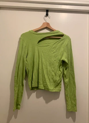 Groene top met cutout, merk: Pigalle, staat: Heel goed, maat: L / 40 / 12, € 3,00, € 3,85 inclusief Kopersbescherming