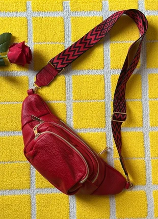 Jolie banane en similicuir rouge avec anse, noir et rouge, plusieurs poche, marque: Boutique Belgique, état: Neuf sans étiquette, 18,00 €, 19,60 € Protection acheteurs incluse