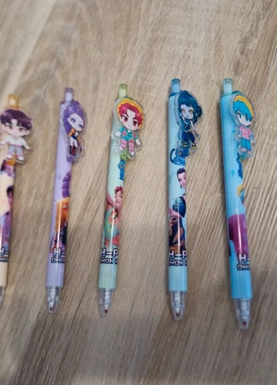 Lot 6 stylos Huntrix kpop demon hunters💜, marque: Huntrix, état: Neuf, 15,00 €, 16,45 € Protection acheteurs incluse