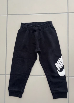 Bas de survêtement Nike enfant, marque: Nike, état: Très bon état, taille: 3 ans / 98 cm, 2,00 €, 2,80 € Protection acheteurs incluse