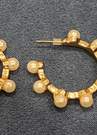 Demi créoles dorées, perles blanches en relief, zustand: Sehr gut, 1,90 €, 2,70 € inklusive Vinted-Käuferschutz