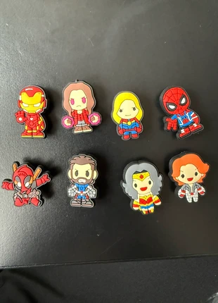 8 pins Marvel/DC comics Crocs, merk: Crocs, staat: Nieuw zonder prijskaartje, maat: Universeel, € 8,00, € 9,10 inclusief Kopersbescherming