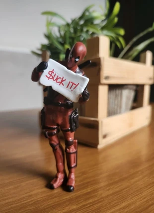 Action Figure Deadpool con scritta, marke: Deadpool, zustand: Neu, größe: Frühchen, bis 44, 5,00 €, 5,95 € inklusive Vinted-Käuferschutz
