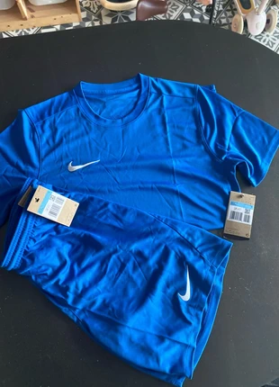 Ensemble Nike (maillot + short), marque: Nike, état: Neuf avec étiquette, taille: M, 30,00 €, 32,20 € Protection acheteurs incluse
