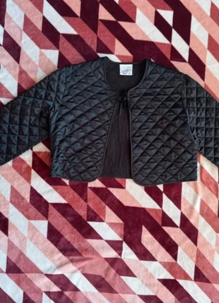 Bisbigli “Nella Notte” Black Quilted Satin Cropped Bolero – Size 46 (fits M/L), merk: Made In Italy, staat: Heel goed, maat: M / 38 / 10, € 5,00, € 5,95 inclusief Kopersbescherming