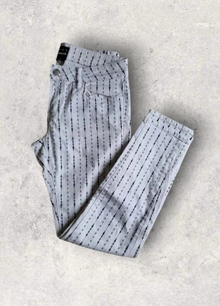 Jeans court The Kooples sport blanc a motifs noir taille 28 ou 36, marca: The Kooples Sport, estado: Muito bom, tamanho: S / 36 / 8, €5.00, €5.95 inclui Proteção do Comprador