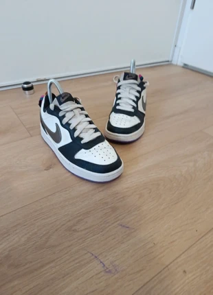 Nike court borough en très bon état T-36, marque: Nike, état: Très bon état, taille: 36, 25,00 €, 26,95 € Protection acheteurs incluse