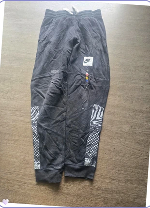 jogging Nike enfant L, marke: Nike, zustand: Sehr gut, größe: L, 10,00 €, 11,20 € inklusive Vinted-Käuferschutz