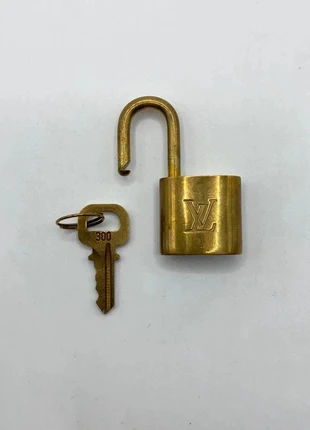 Louis Vuitton cadenas + clé vintage / padlock – accessoire iconique, merk: Louis Vuitton, staat: Heel goed, € 39,90, € 42,60 inclusief Kopersbescherming