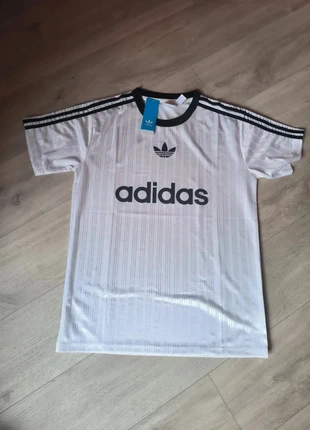T-shirt Adidas Trefoil – Édition rétro à rayures verticales, marca: Vintage Dressing, estado: Novo com etiquetas, tamanho: M, €19.90, €21.60 inclui Proteção do Comprador
