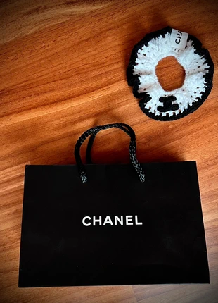 Set Elastico per capelli + Shopper, brand: Chanel, condizioni: Nuovo senza cartellino, €13.00, €14.35 include la Protezione acquisti