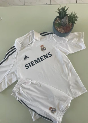 Maillot + short de foot adidas réal Madrid, brand: adidas, condizioni: Buone, taglia: 12 anni / 152 cm, €35.00, €37.45 include la Protezione acquisti
