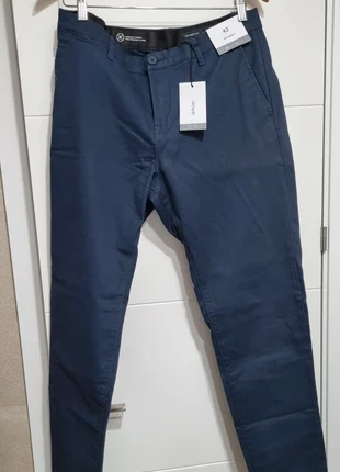 Pantalón chino azul marino confort skinyy, marque: Lefties, état: Neuf avec étiquette, taille: W32 | FR 42, 8,00 €, 9,10 € Protection acheteurs incluse