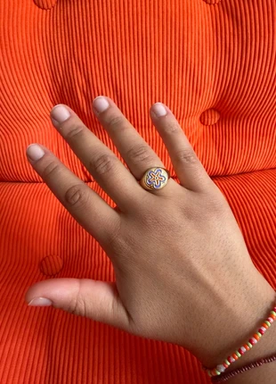 Bague chevalière en or neuve motif fleur orange et violet, merk: atelier domingo's, staat: Nieuw met prijskaartje, maat: 59.7 mm / 19 mm Ø, € 60,00, € 63,70 inclusief Kopersbescherming