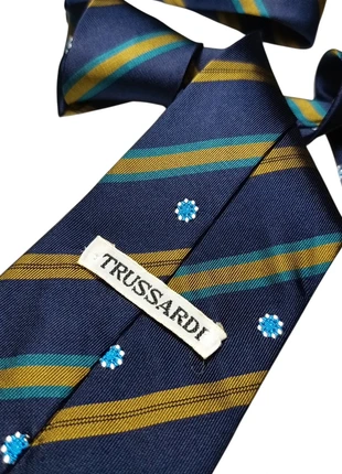 Cravatta Trussardi vintage pura seta larga 9 cm regimental e fiori blu oro e verde, merk: Trussardi, staat: Heel goed, € 8,00, € 9,10 inclusief Kopersbescherming Pro