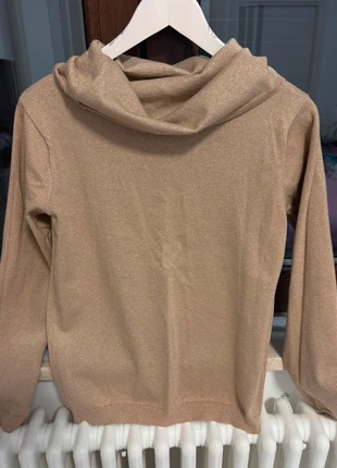 Maglietta color oro a collo alto, taglia M, con polsi e fianchi leggermente ristretti., brand: Markup, condizioni: Nuovo senza cartellino, taglia: M / IT 42 / EU 38, €8.00, €9.10 include la Protezione acquisti