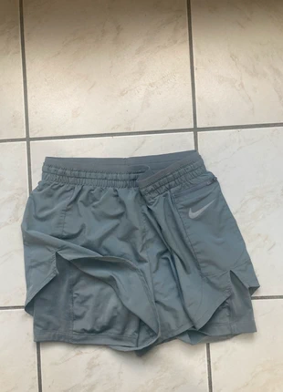 Short running Nike taille XS couleur gris, marke: Nike, zustand: Sehr gut, größe: XS / 34 / 6, 18,00 €, 19,60 € beinhaltet Vinted-Käuferschutz Pro